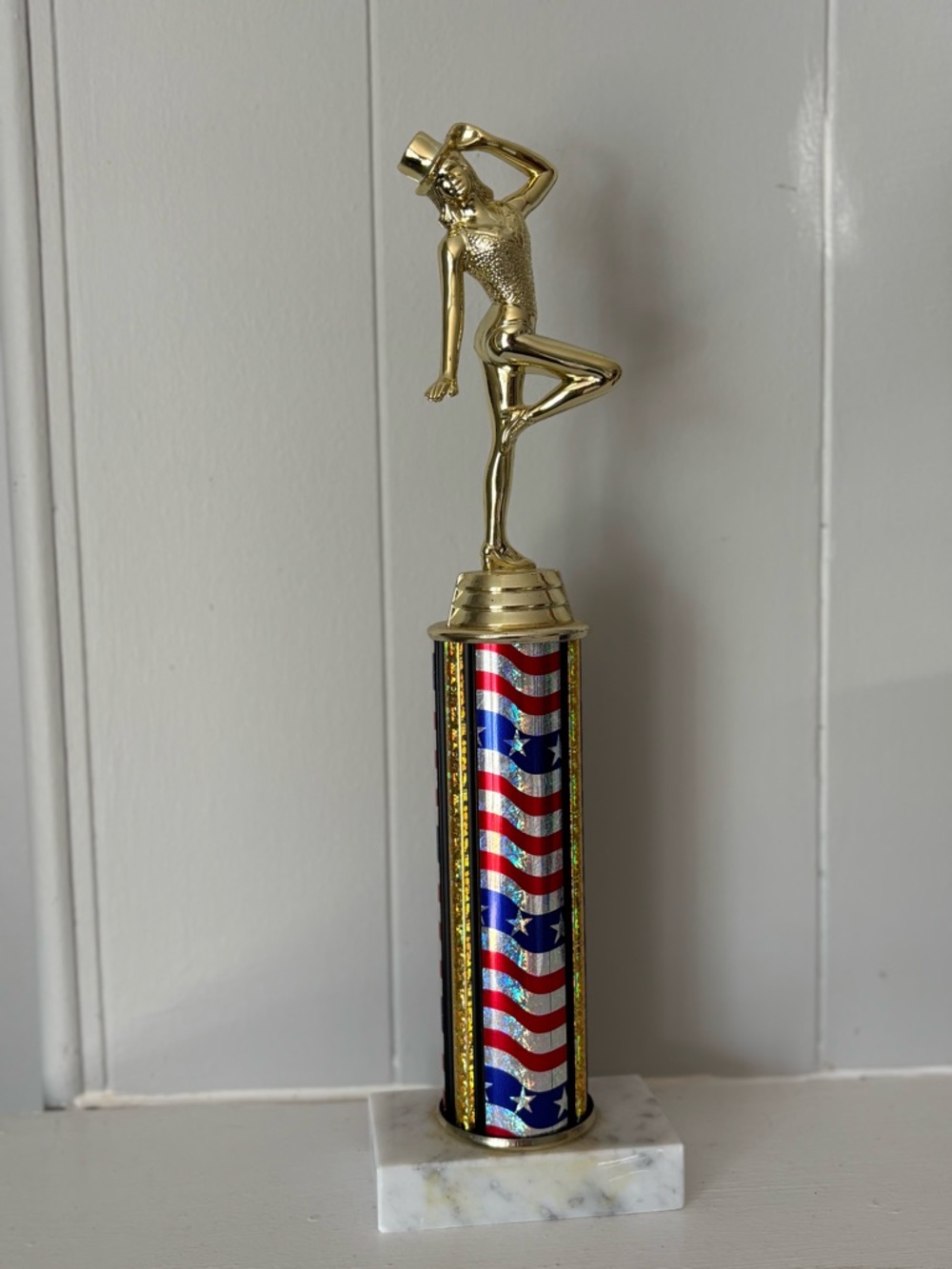 Gold Figure American Flag Column Decorative Trophy - Home Art